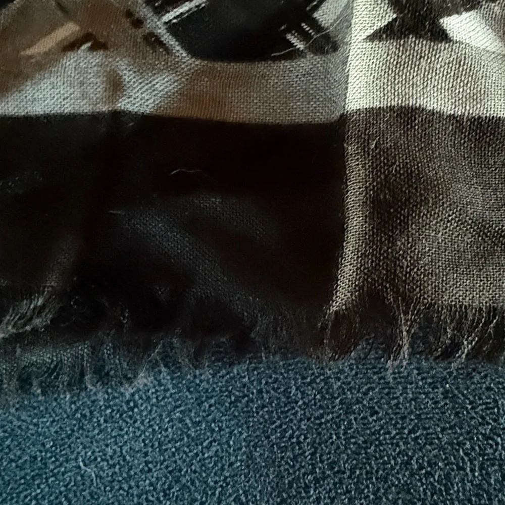 Vera Bradley Black and Gray Patterned Fringed Scarf Wrap New Condition - Picture 5 of 7